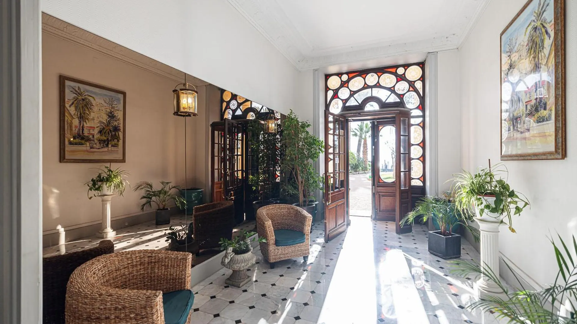Regina - Happy Rentals Menton